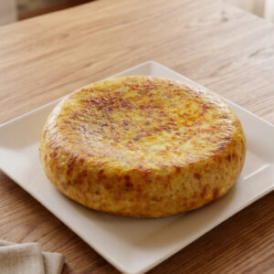 Tortilla de papa con salchicha huachana Doña Carmen
